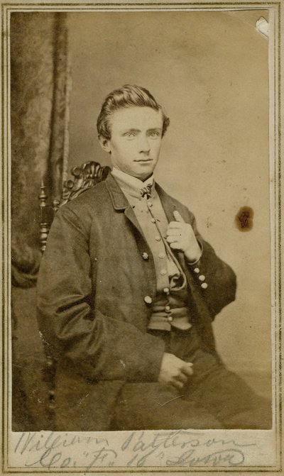 Halvlangt portræt af en mand i civil tøj. af Unknown